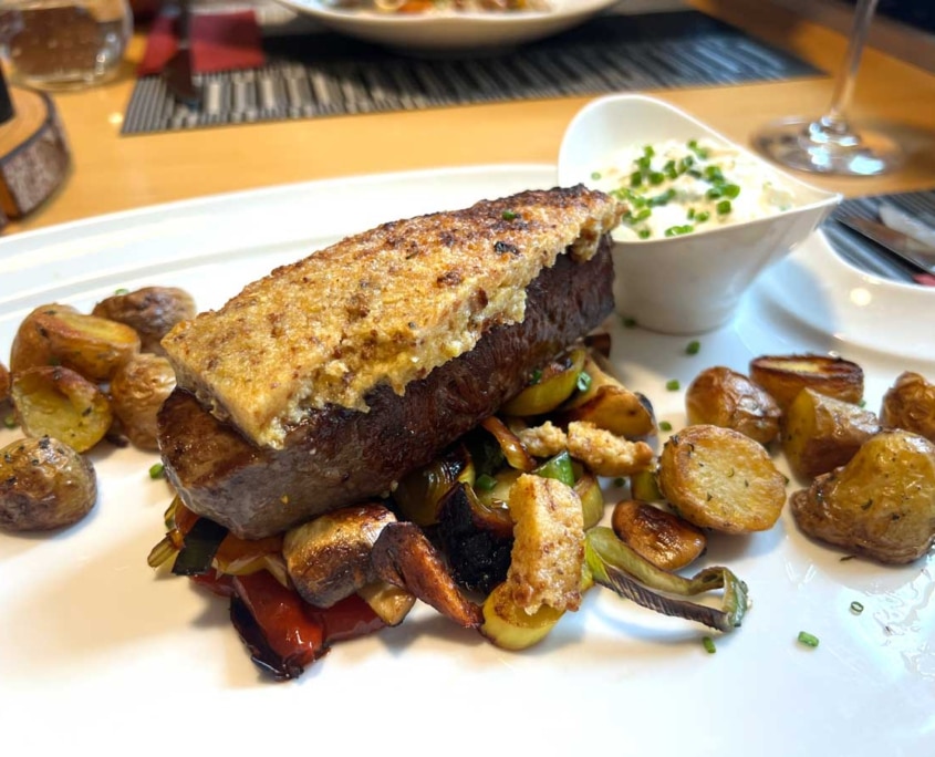 Blockhouse-Rindersteak-mit-Pinienkern-Kruste